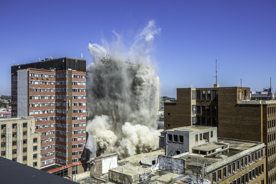 wyburzanie budynku wybuchem